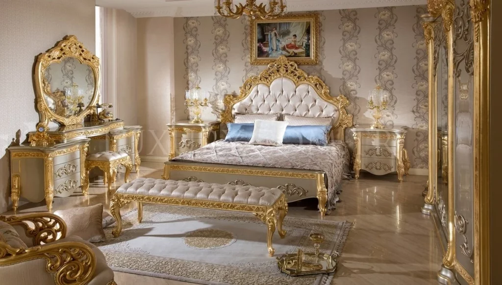 غرفة نوم ذهبية اللون على الطراز الكلاسيكي