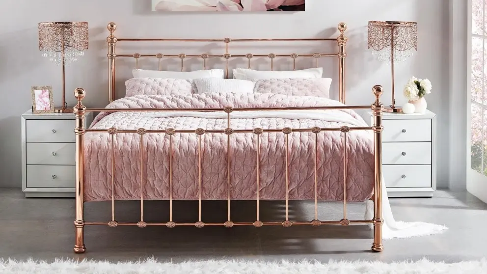 سرير بلون الذهب الوردي